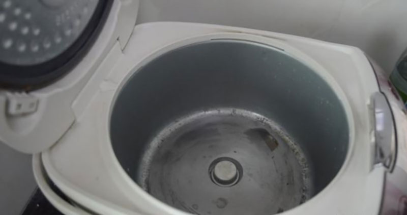 Có thể bạn chưa biết, vệ sinh ở vị trí này của nồi cơm điện sẽ tiết kiệm cả triệu tiền điện mỗi năm